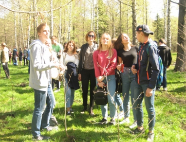 29 апреля 2017 года учащиеся школы приняли участие  в субботнике эколого-патриотического проекта "Лес Победы"  ОЭОД "Зеленая Россия". 